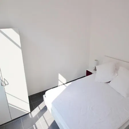 アパート Port De Nice Stalingrad- Appartement 2P, Balcon,Wifi,Clim ニース